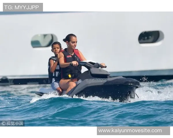 C罗与乔治娜海滨度假时光甜蜜瞬间尽显性感魅力与家庭温馨