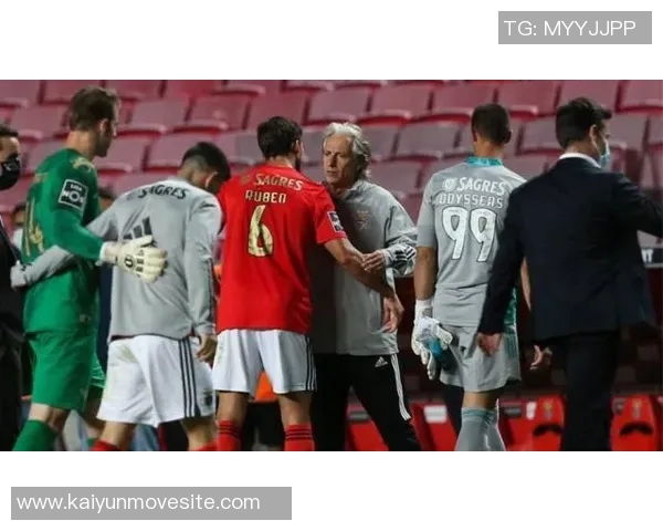 曼城球员哈兰德迪亚斯携手探访儿童医院捐赠超1300份温暖礼物